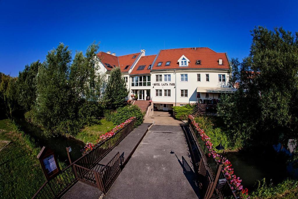 Hotel Lajta Park Mosonmagyarovar Exterior photo